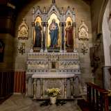 Di Prayer sono anche due trittici posti sugli altari laterali. Il primo vede al centro l�immagine del Sacro Cuore e ai lati Santa Margherita Maria Alacoque e San Giovanni Evangelista...